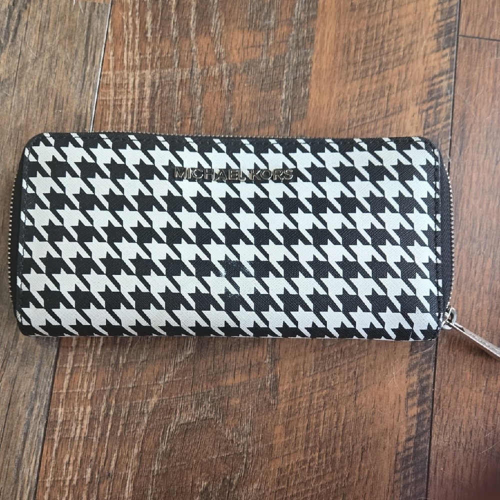 Michael Kors Black and White Houndstooth Wallet